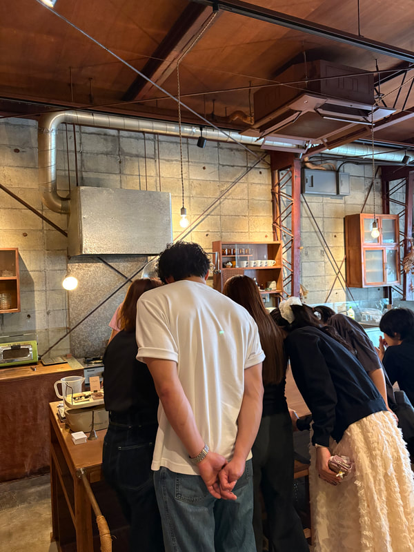 会社近くのコーヒー屋さんで選ぶ風景